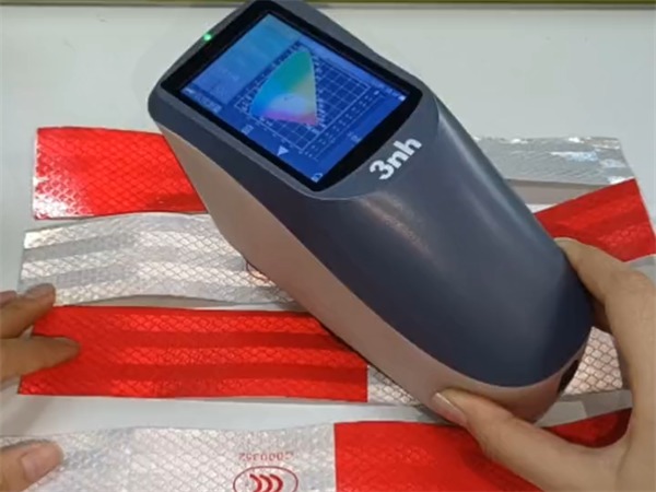 案例：道路交通反光膜的测量——YS4560分光测色仪
